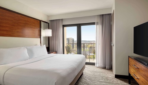 Suite, 1 King Bed, Accessible, Balcony (2 Rooms)