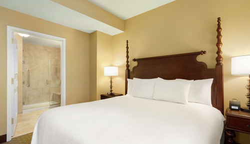 Suite, 1 King Bed, Accessible, Bathtub