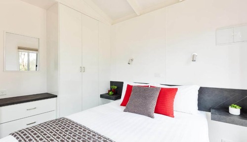 Holiday Cabin Sleeps 5