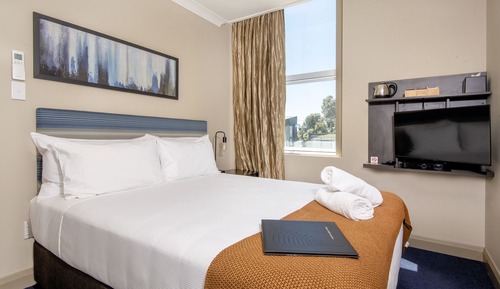 Heritage Suite - Merritt (Top Floor, Heritage Building)