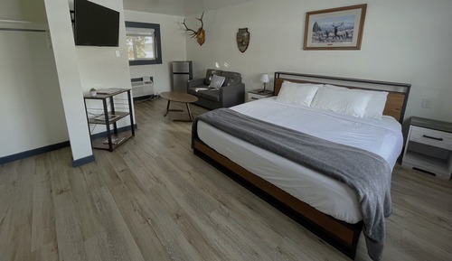 Signature Room, 1 King Bed with Sofa bed, Non Smoking, Mountain View