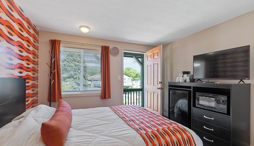 Standard One Queen Room