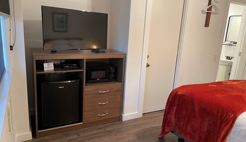 Queen Cottage #3 (Pet Friendly)