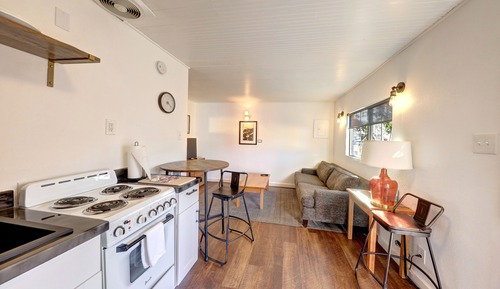 Queen 1 Bedroom Cottage, Kitchen #12 (Pet Friendly)