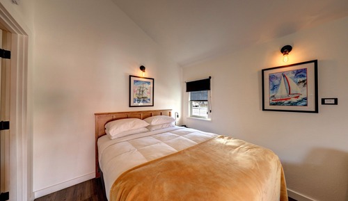 Queen, Junior, Studio Cottage #5  (Pet Friendly)