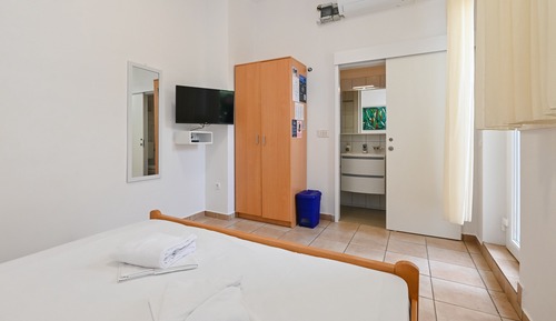 Comfort Room, 1 Queen Bed, Patio