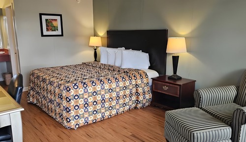 Economy Room, 1 King Bed, Smoking