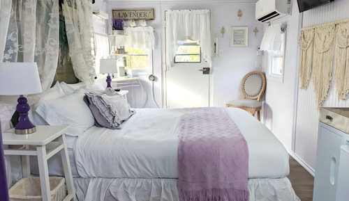 Deluxe Studio, 1 Queen Bed (Lavender Limited - Private Caboose)