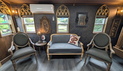 Luxury Studio, 2 Queen Beds (Wizard's Whistlestop - Private Caboose)