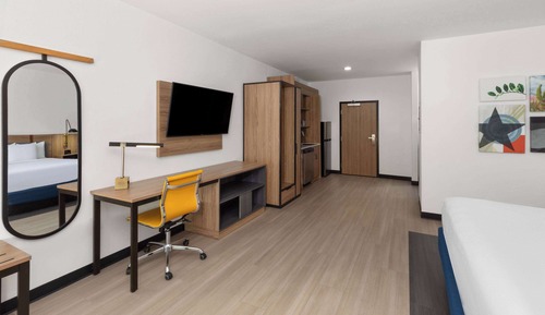 Room, 1 King Bed, Non Smoking, Kitchenette