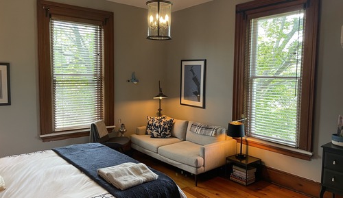 Signature Room, 1 King Bed, Lake View, Corner