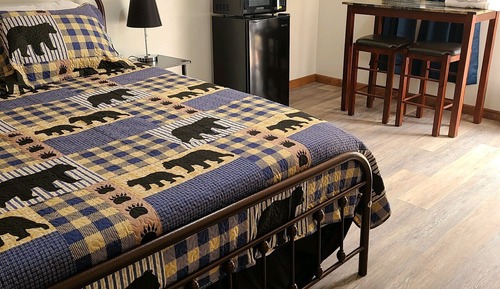 Dry Cabin w/ Short Walk To Bathroom, Queen Bed w/ Fridge & Microwave