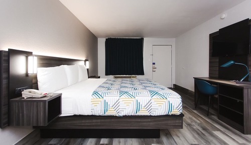 1 King Bed | Non-Smoking, Kitchen