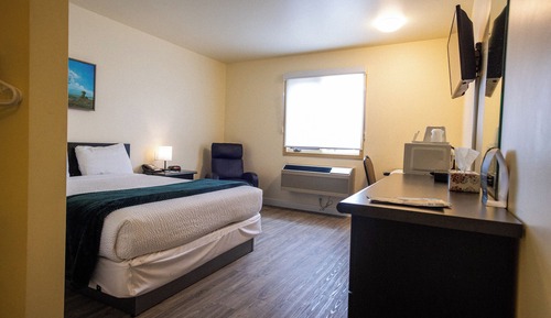 Senior Single Room, 1 Queen Bed, Accessible