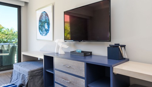 Oceanfront Pool View King Island Room