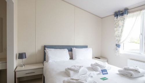 Indulgent 6 Berth Lodge with Hot Tub