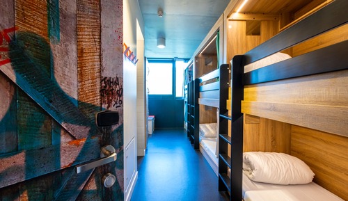 Private dormitory for 6 persons with shared bathroom