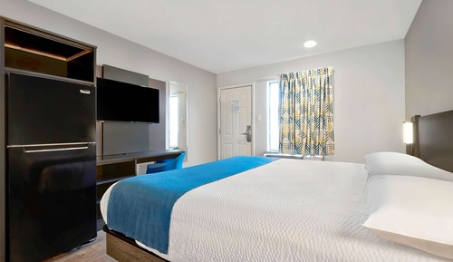 Deluxe Room, 1 King Bed, Smoking, Kitchenette