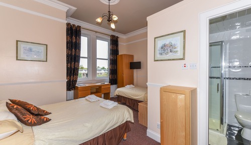 Standard Suite, Ensuite (1 double 1 single)