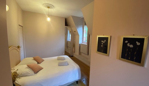 LILAS: 160×200 bed, integrated bathroom, panoramic park view