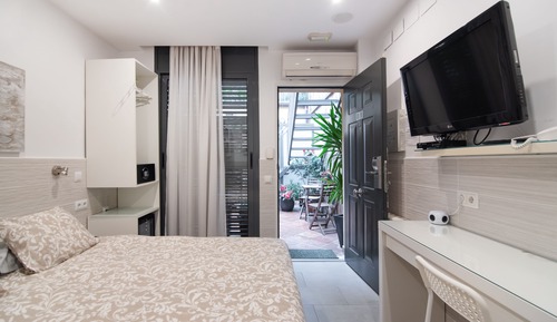 Comfort Room, Patio