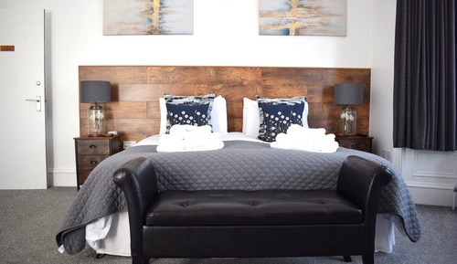 Superior Double Room, Ensuite (Rosewood)