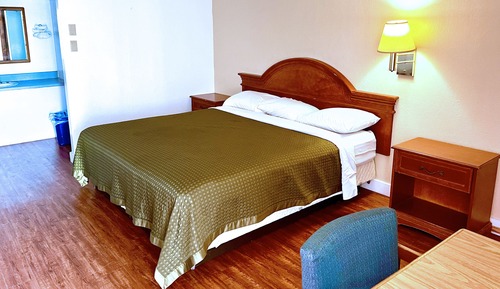 Room, 1 King Bed, Non Smoking, Refrigerator & Microwave