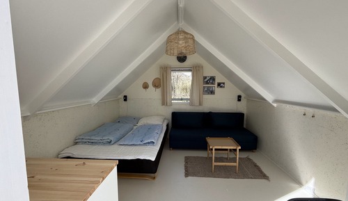 Economy Cabin - shared toilet/shower -Bed linen excluded