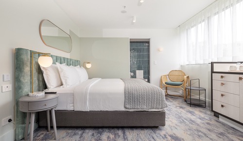 Deluxe King with Bath