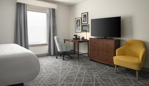 King bed room with whirlpool