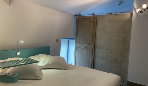 Superior Double Room (Poème)