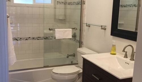 Family House, Private Bathroom, Lagoon View (Aaron's Beach House Priva)