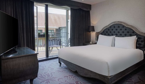 Deluxe Room, 1 King Bed, Corner