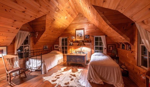 Room (Hobert's Room - Shares bath with Blue) - Not pet friendly