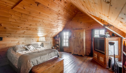 Room (Master Room - Shares bath with Blue/H) - Not pet friendly