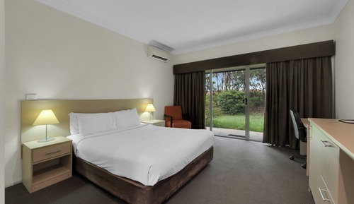 Deluxe Queen Room (Pet Friendly)