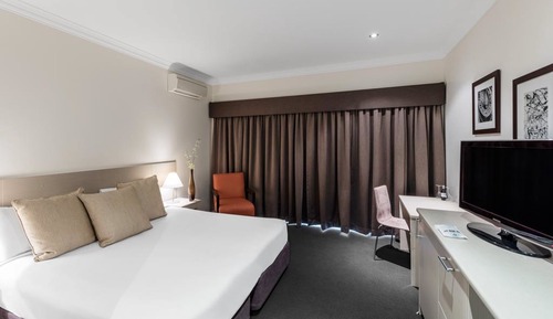 Deluxe King Room (Pet Friendly)