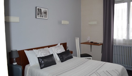 Chambre standard côté rue.