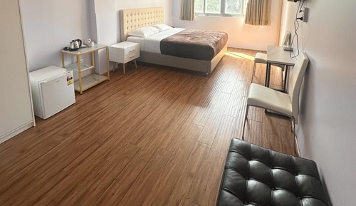 King Shared Bathroom