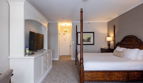 Standard Room, 1 King Bed, Balcony, Lake View