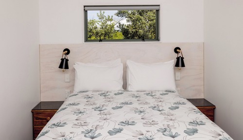 Self Contained Unit (close to the sea)