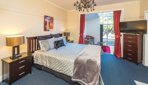 Standard Studio, Queen Bed