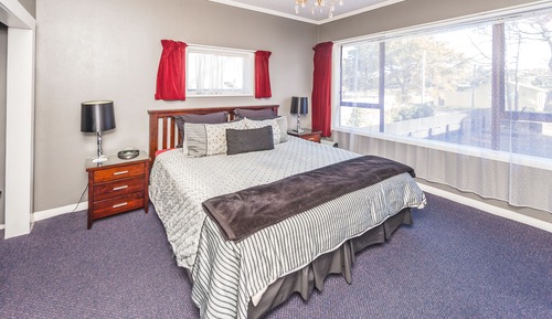 Roadside Lodge Studio with Private Bathroom