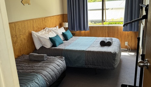 Twin Budget Room (Shared bathroom)