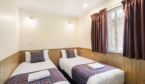 Deluxe Lakeview Cabin - Sleeps 4