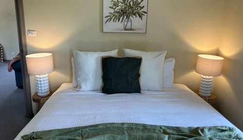 Black water, 2 Queen Beds