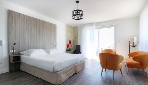 Deluxe Room, 1 Queen Bed, Non Smoking, Balcony