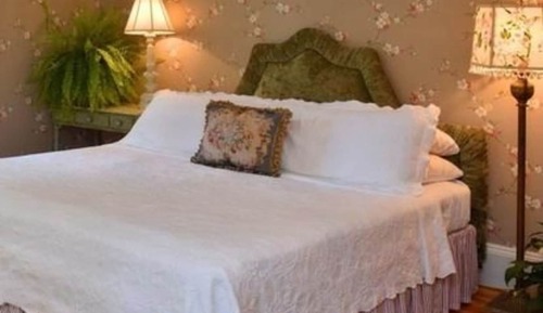 Room (Roses) Shared Bathroom