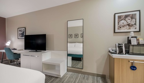 Room, 1 King Bed (Drinks & Snacks)
