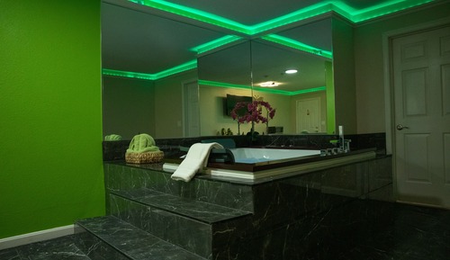 Deluxe Studio Suite, 1 King Bed, Private Bathroom